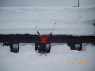 qualche metro di neve sul tetto del rifugio!!