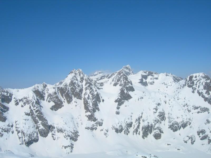 Tra la Chamineye ed il Clapier, sullo sfondo, le due cime del Gelàs
