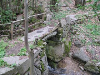 Il bel ponte in pietra, sul Rio Gallina, nei pressi di Giandrè