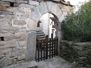 Un bel portale alla borgata Navetta inferiore