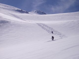 Tracce di discesa dei due scialpinisti che ci hanno preceduto