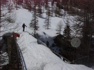 Sul vecchio ponte di Thuras la neve è più alta della sbarra