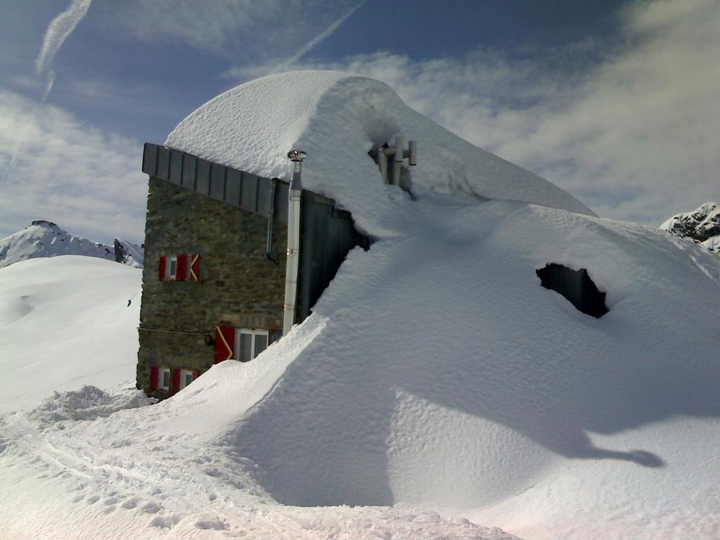 Gastaldi sepolto dalla neve (finestre 1° piano)