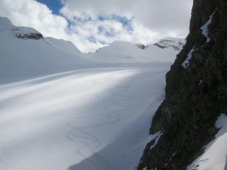 Le nostre tracce sul ghiacciaio del Trajo.