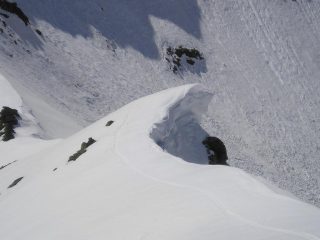 La cresta di salita stracarica di neve