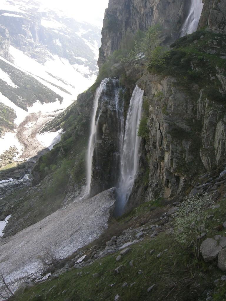 veduta fondo vallone con cascata