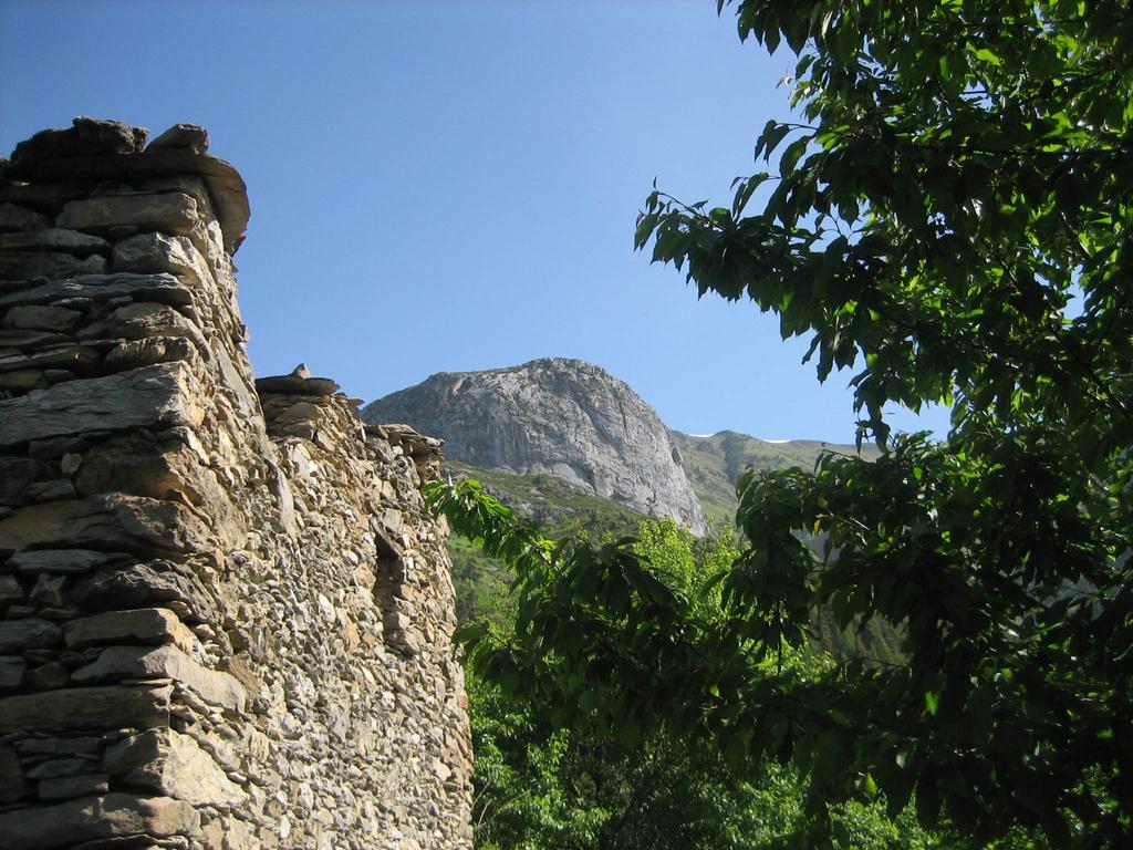 La Rocca Barbone vista dalle case omonime