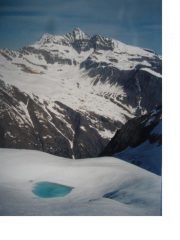 Il laghetto glaciale del ghiacciaio di Valmiana in contrasto con la Grivola...