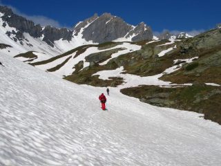 salendo lungo il Vallone di Torvera, a quota 2450 m. (2-6-2009)