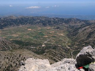 Panorama dalla cima verso Omalòs e il mare di Creta