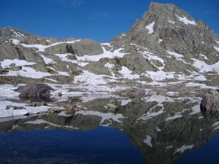 La Cime des Lacs si specchia nel Lac Fourca