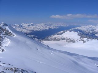 Dalla vetta, sullo sfondo, il Rhone Gletscher, percorso per raggiungere la vetta. 
