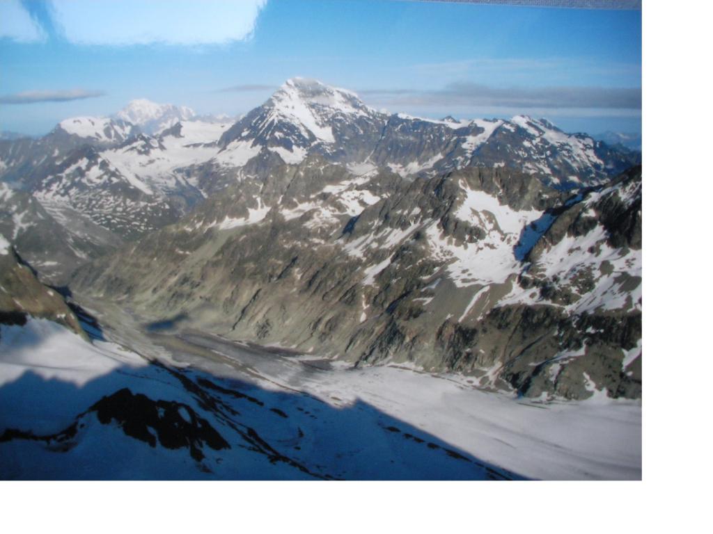 Bianco e Combin ,parte in ombra parte al sole,e il Glacier d'Otemma dalla cresta nord della Sengla.