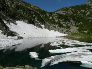 Lago del Mucrone ancora in parte ghiacciato !!!