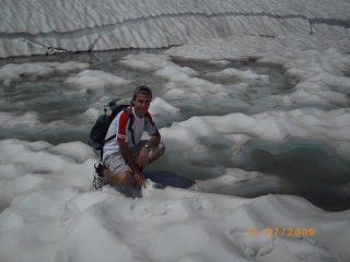 il lago superiore di Valrossa esce a fatica da neve e ghiaccio