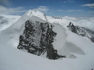 le spettacolari cornici sul lato nor del tratto di cresta dal Gemello del Breithorn all Roccia Nera