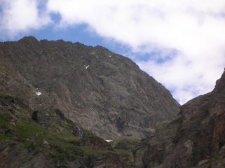 La parete ovest della Tsissetta dell'Arolla vista dal sentiero che sale al Bivacco Malvezzi-Antoldi.