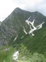 Il Tagliaferro fotografato poco sotto l'alpe Sattal con l'alpe Campo e il suo laghetto
