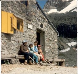 Foto scattata negli anni '80 davanti al vecchio Rifugio Gagliardone