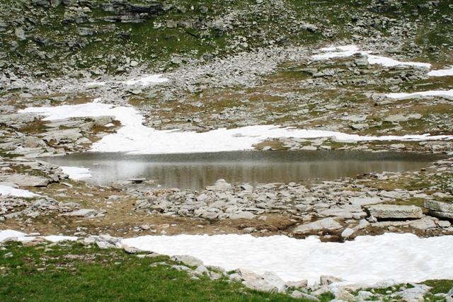 Il Lago di Camoscera con l'ultima neve