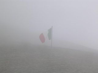 Il colle immerso nella nebbia