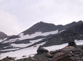 Cima Nivoletta(3209m); il sentiero dopo i primi due nevai sale sulla destra