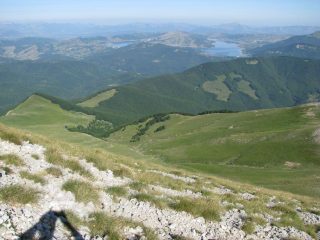 Il versante di salita con sfondo il lago di Campotosto ed i monti della Laga