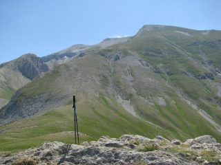 La cresta di salita con in fondo il Monte Corvo, dal Colle delle Monache