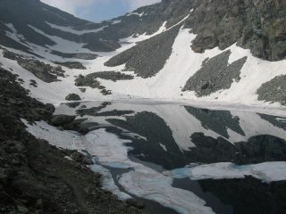 Nevai nella conca del lago Gelato 