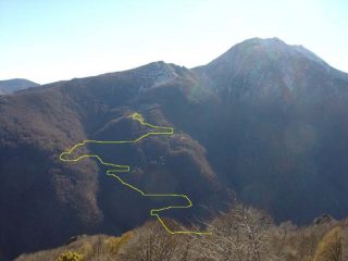 Itinerario all'Alpe Bruno, sullo sfondo Punta Sourela, Torretta del Prete e Imperatoria al Civrari