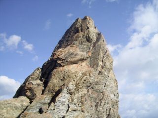 pareti della rocca dal passo