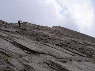 Le rocce inclinate prima della vetta