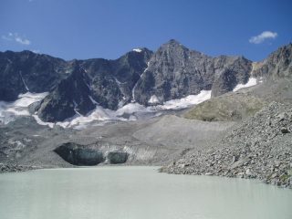 il ghiacciaio d'arsine onluisce direttamente nel lago