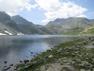Il Grande Lago con il colle di Mèzove sullo sfondo