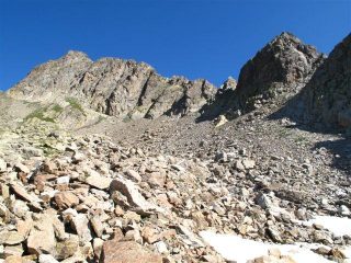 La valletta superiore, la cima a sinistra, a destra la testa rocciosa e a sinistra al limitare dell'ombra il canale di salita