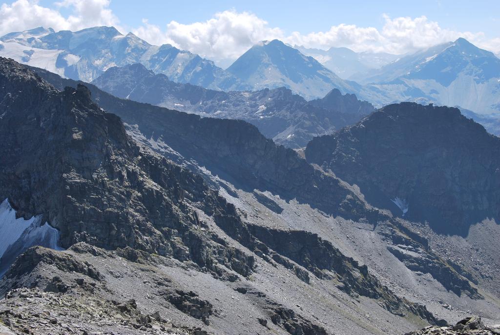 Dalla vetta del Valaisan, da snx a dx in secondo piano: Becca du Lac, Gran Becca du Mont, Col du Mont, Ormelune
