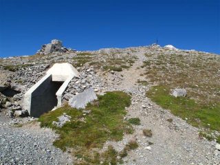 L'ingresso dell'osservatorio poco sotto la vetta