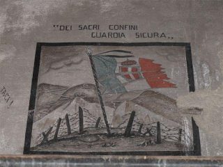 Uno degli affreschi all'interno del Ricovero, riporta il motto della Guardia alla Frontiera, il corpo militare che era comandato alle opere di difesa del confine