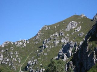 ...in lontananza il bivacco Locatelli-Scaioli-Milani sulla cima del Monte Due Mani 