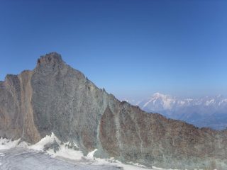 03 - Dalla Cima - Sembra di toccare la Grivola, sullo sfondo Monte Bianco e Grandes Jorasses
