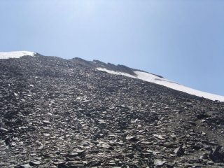 07 - La cresta est, la traccia su ghiaioni passa poco a dx della cresta, in alcuni punti a 10 mt. dal ghiacciaio