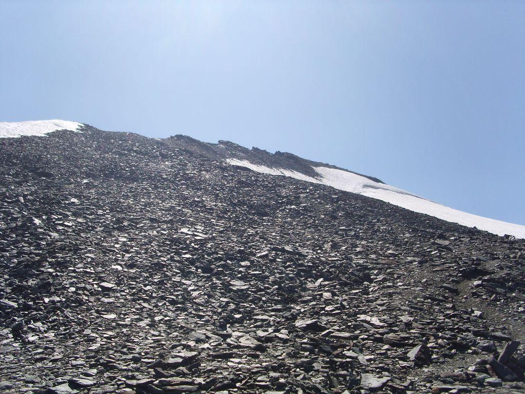 07 - La cresta est, la traccia su ghiaioni passa poco a dx della cresta, in alcuni punti a 10 mt. dal ghiacciaio