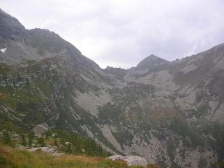 La Bocchetta Fioria e l' alto vallone dell' Alpe Cherson visti dal pianoro della Mela Spaccata.