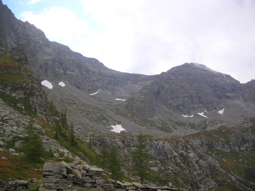 Il vallone di discesa dal Col Bessun visto dal pianoro della Mela Spaccata.