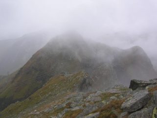 La cresta Ovest del M.te Santanel che scende sul Colle Santana. In primo piano la spalla rocciosa dalla quale bisogna deviare sul versante meridionale (sinistra) del Santanel.