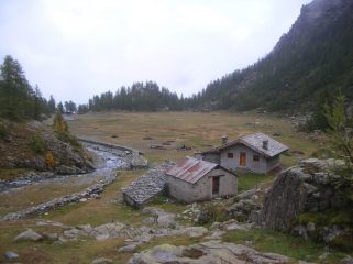 Il pianoro dell' Alpe Vercoche nel vallone omonimo.