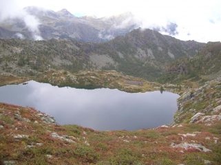 Il lago di Vercoche con, sulla sua sponda settentrionale, la costruzione dell'ENEL una cui parte è adibita rifugio (Rifugio dei Pescatori).