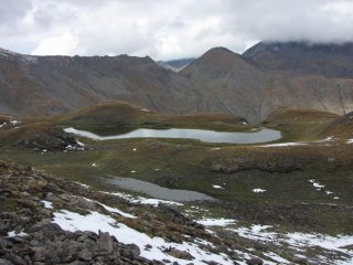 un piccolo laghetto visto durante la salita al Passo della Longia (20-9-2009)