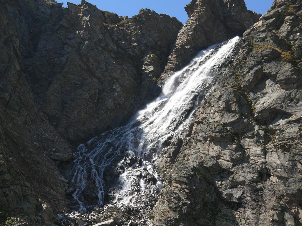 La bellissima cascata che scende dal Pian della Ballotta