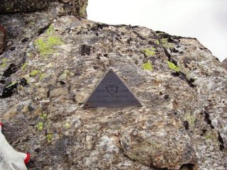 placchetta sulla cima del CAI di Rivarolo (25 anni di sezione)